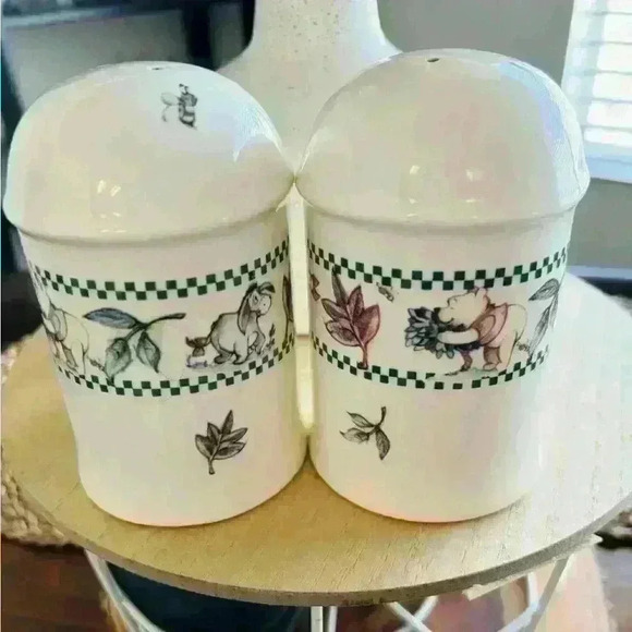 Vintage Disney Winnie the Pooh collection salt and pepper shakers - Picture 1 of 4